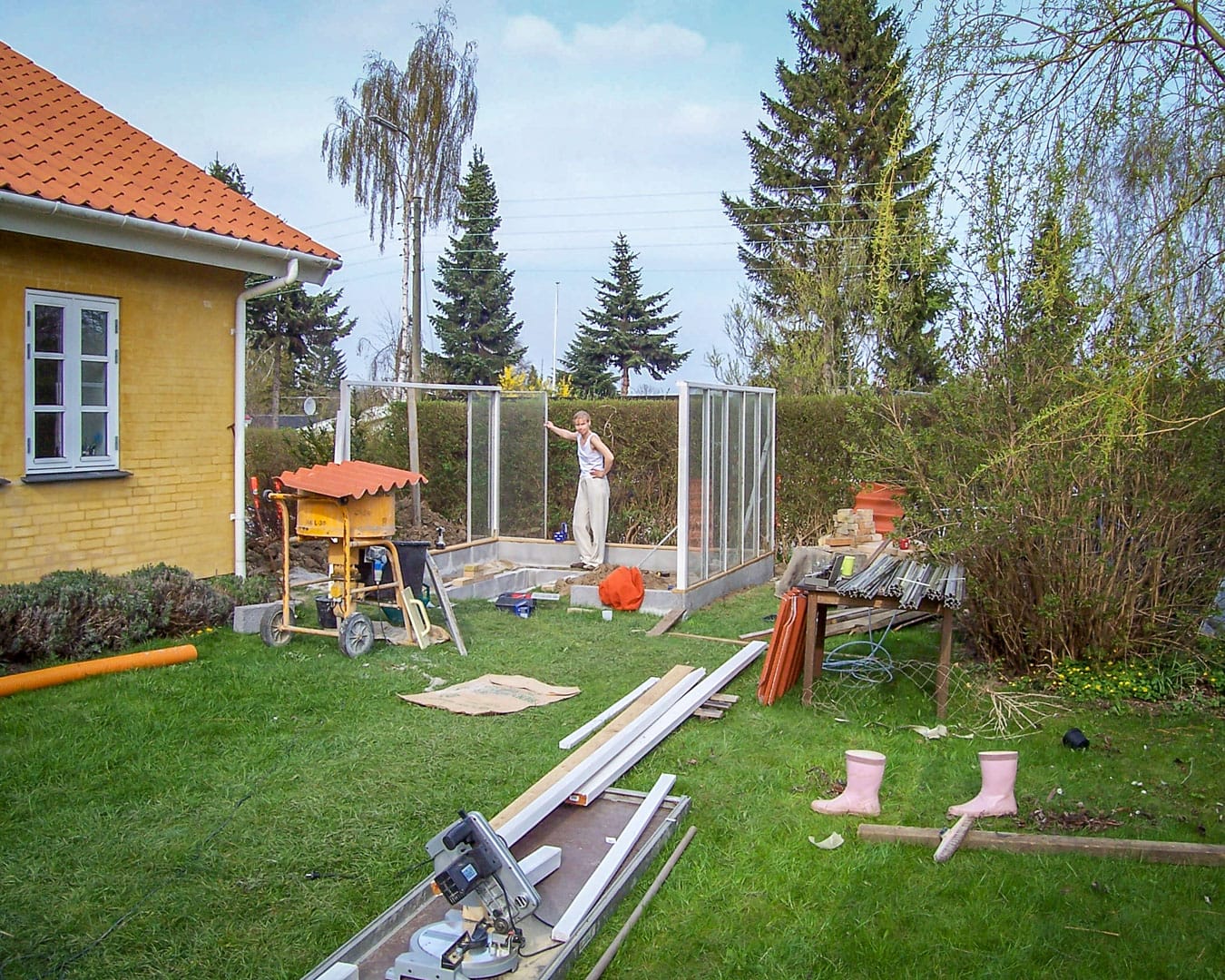 Hjemmebygget drivhus De første vægge rejses til et hjemmebygget drivhus