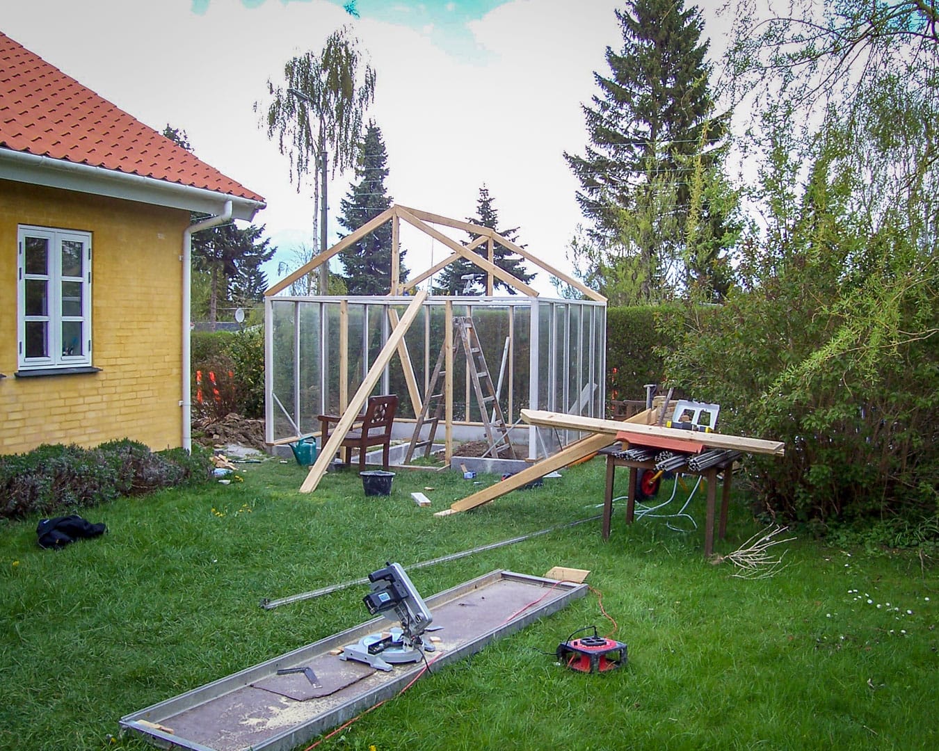 Hjemmebygget drivhus Første spær til et hjemmebygget drivhus