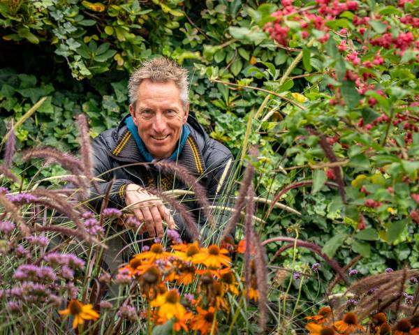 Chefgartner Tom Knudsen mellem stauder i Tivoli