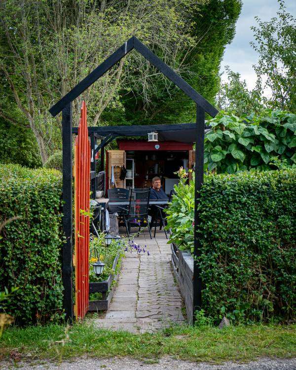 Kenn Römer-Bruhn rådgiver om havedesign, haverum og helhed i både små og store haver