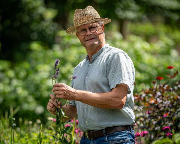 Kenn Römer-Bruhn under forberedelse til et havekursus