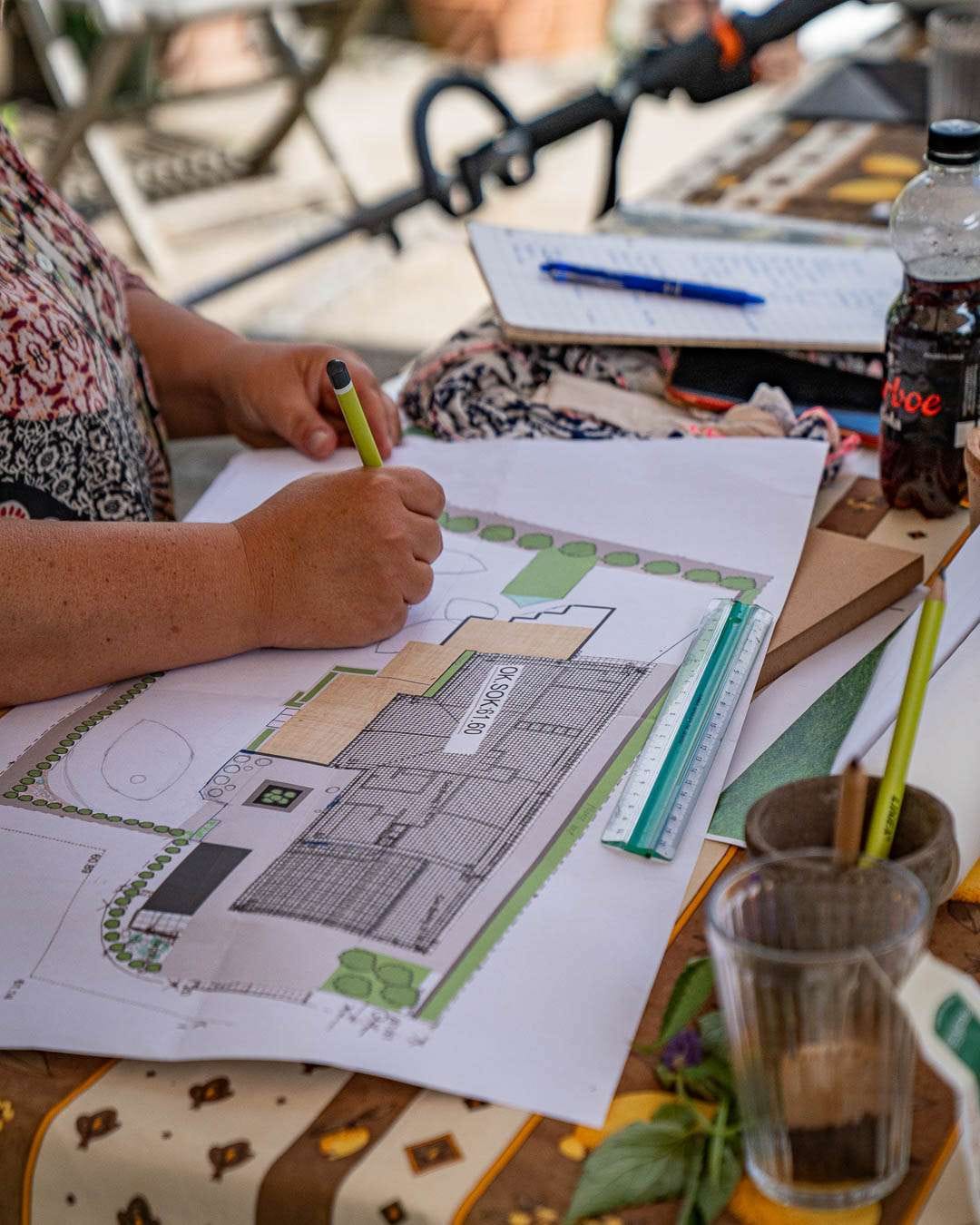 Kursist arbejder med arbejdsskitse til eget bed på Premiumkurset Design havens bede