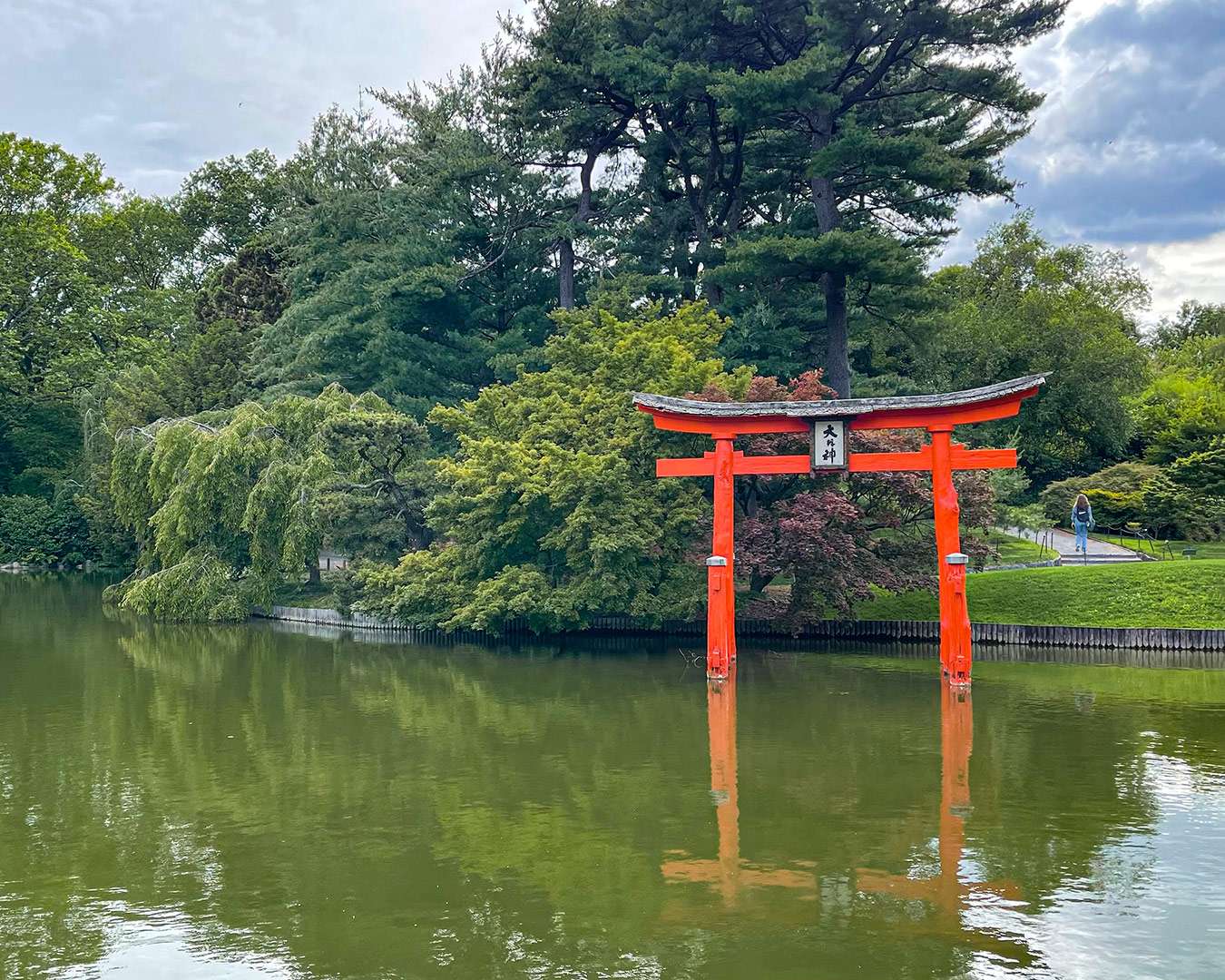 Rød portal i japanese hill and pond garden i brooklyn botanic garden