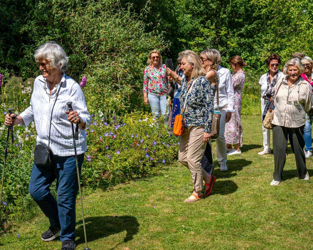 kursister i blomsterhaven Fransk kvindegruppe på havevandring i Blomsterhaven, ankommet med turistbus og på rundvisning på engelsk