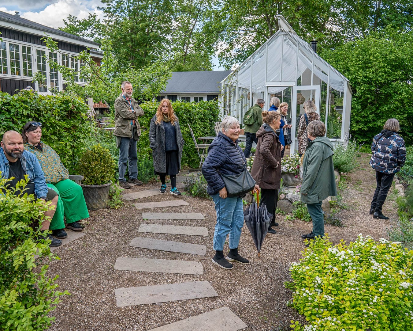 Deltagere på en inspirerende rundvisning i Blomsterhaven
