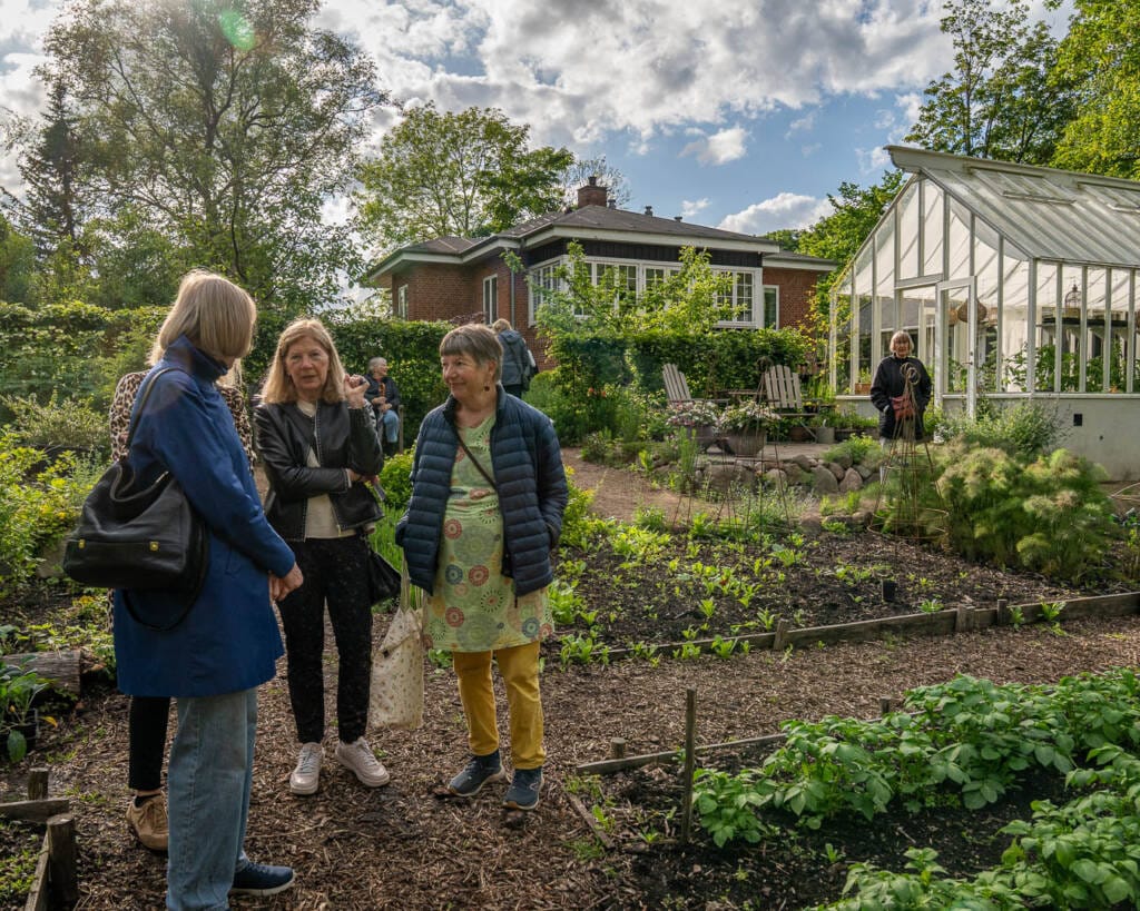 Kursister i Blomsterhaven Gruppe på havevandring i Blomsterhaven med fokus på sanselige haveoplevelser
