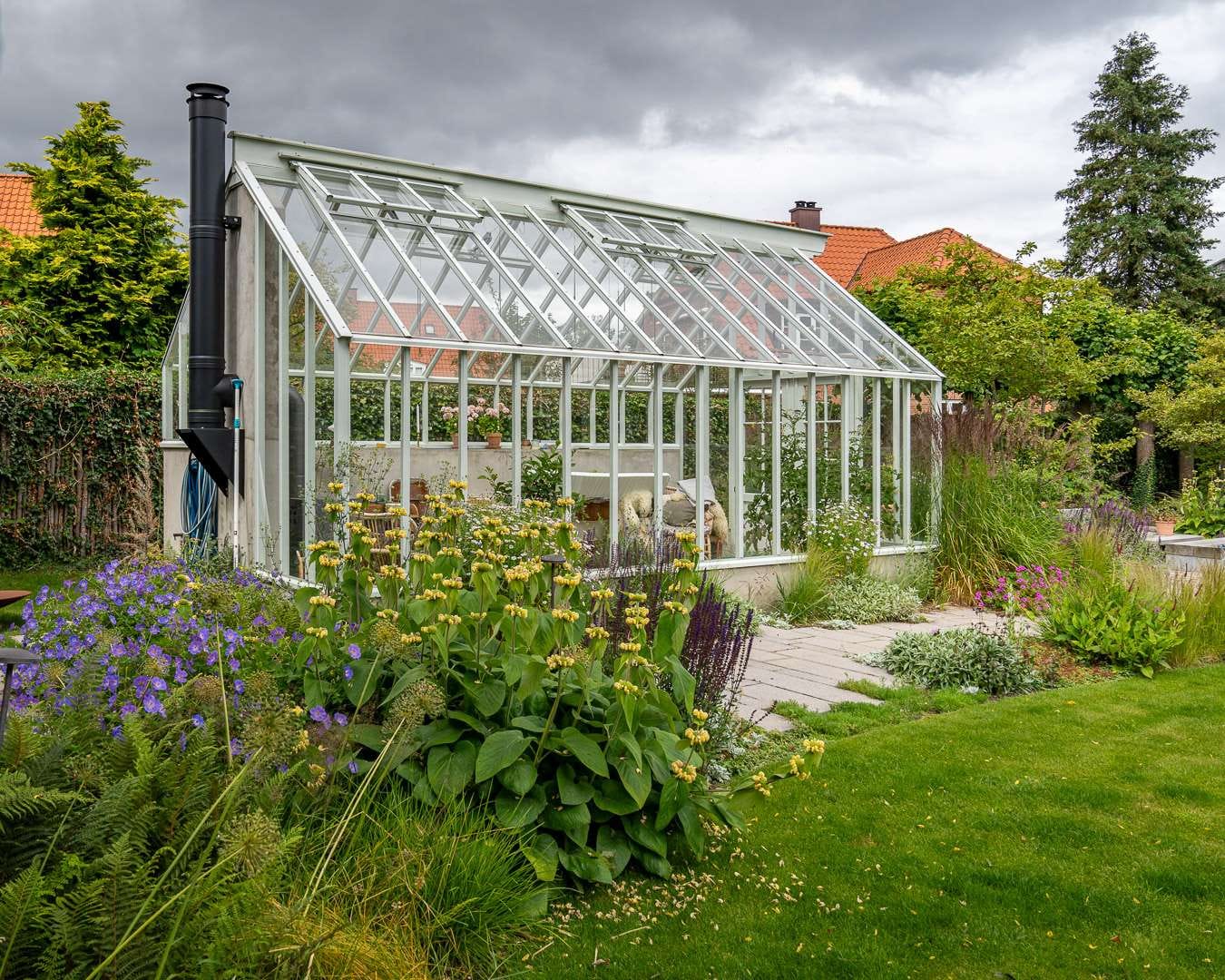 Drivhusguide Drivhusguide: Brændeovn og skorsten i drivhus