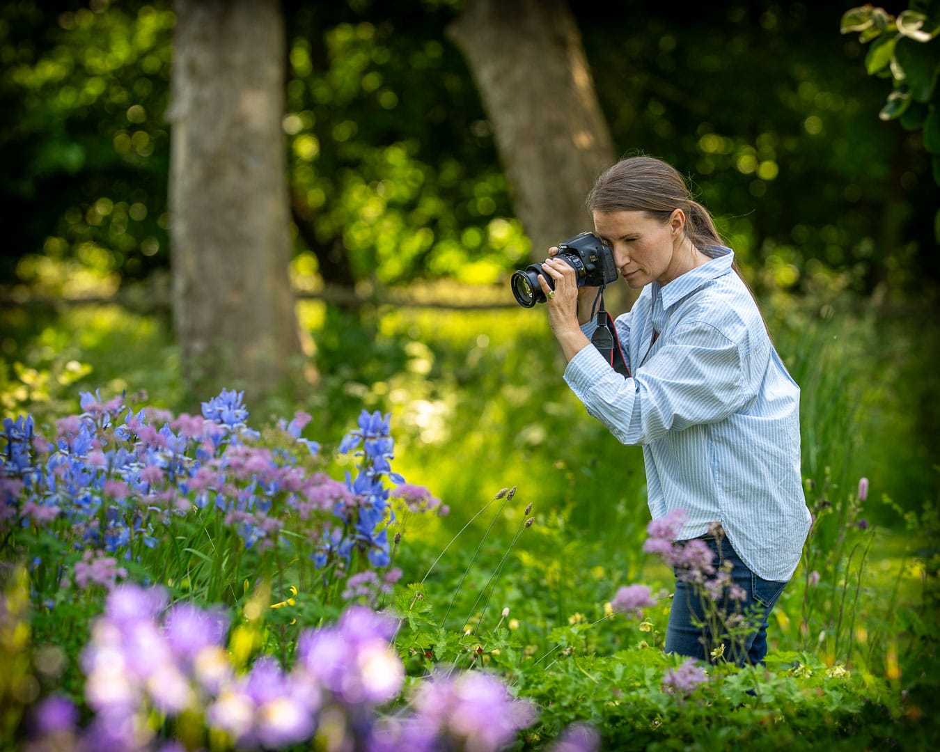 Professionel blomsterfotografering – kursus i Blomsterhaven Kursist på jagt efter det perfekte motiv i Blomsterhaven