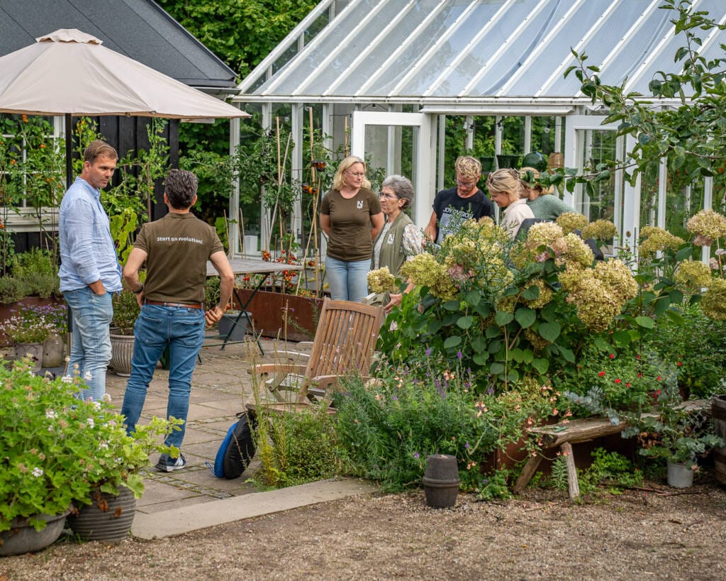 Events med gæster i fordybelse i Blomsterhaven Virksomhedsgruppe på havevandring i Blomsterhaven som fælles oplevelse for medarbejdere