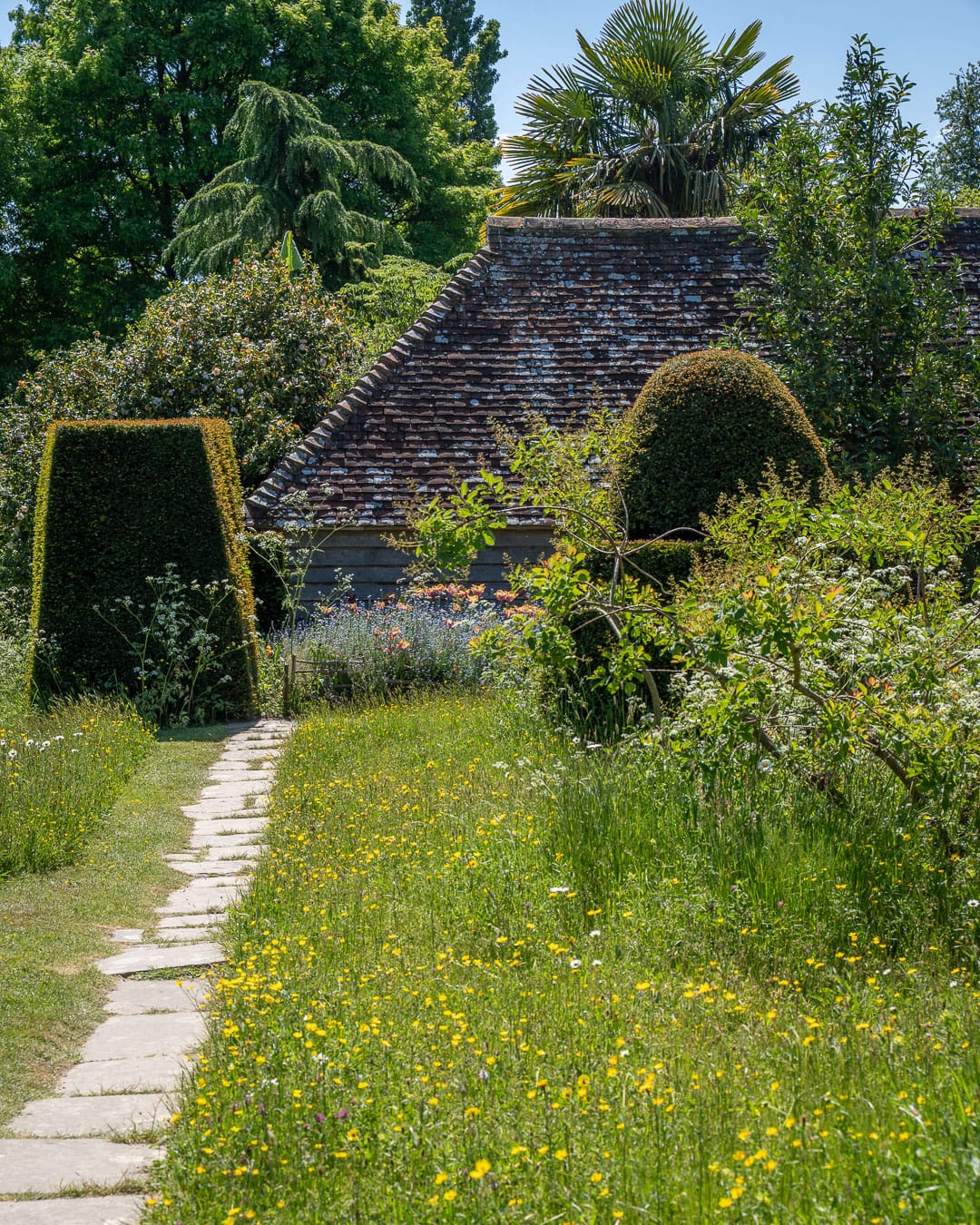 Great Dixter House & Gardens Sirligt klippede takshække i Great Dixter House & Gardens