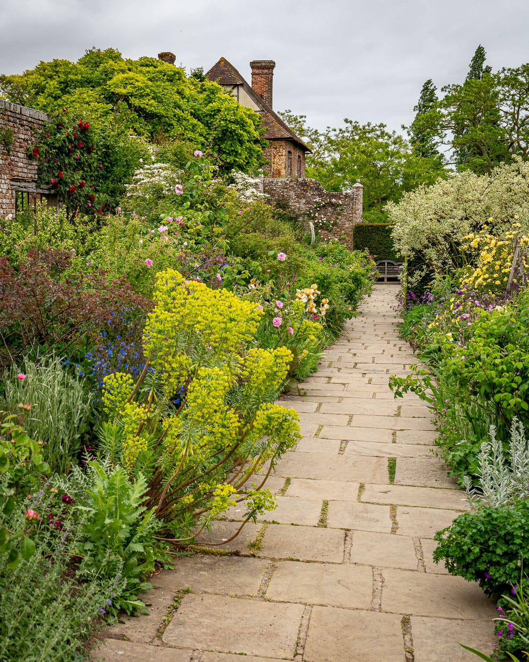 Store bede fyldt med blomster i Sissinghurst Castle Garden