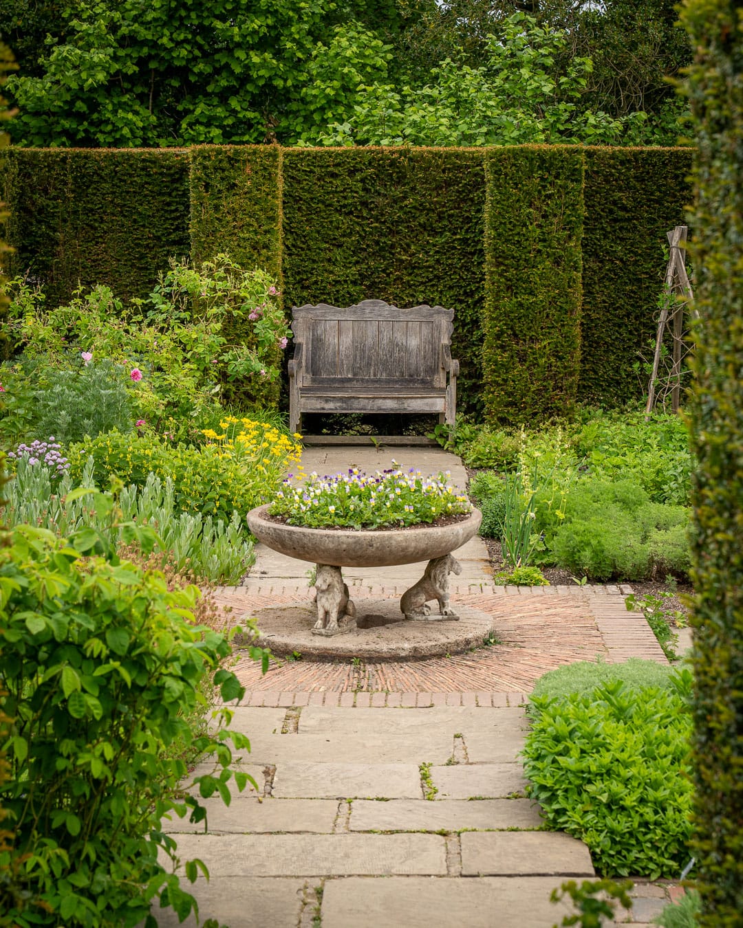 Formelt havedesign med klippede takshække i Sissinghurst Castle Garden