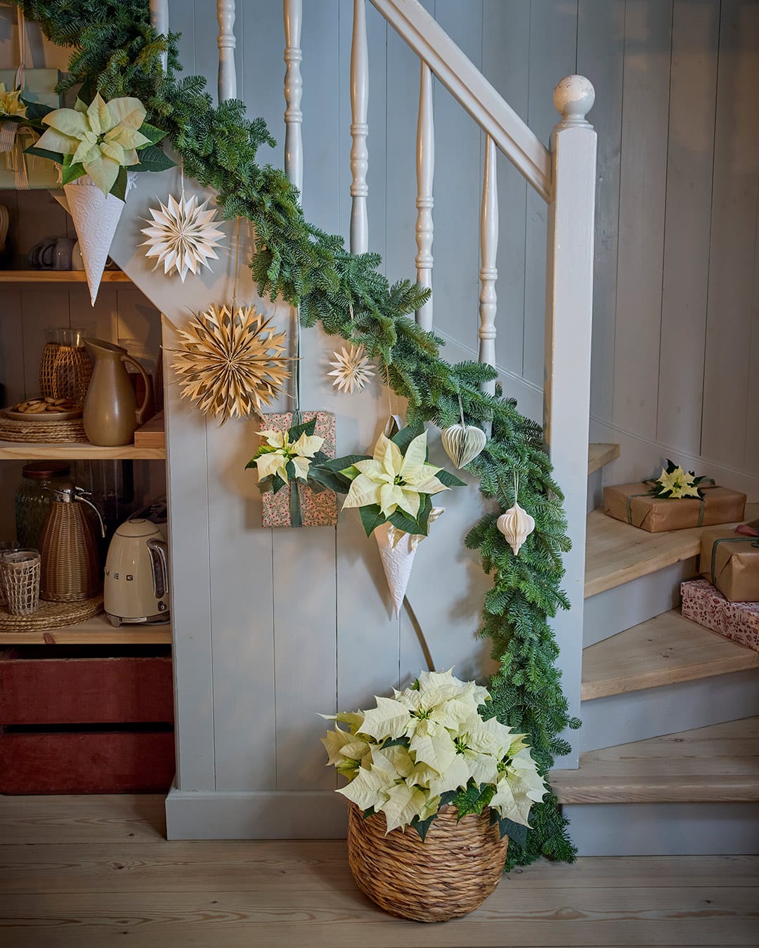 Julestjerner som dekorative elementer på en trappe