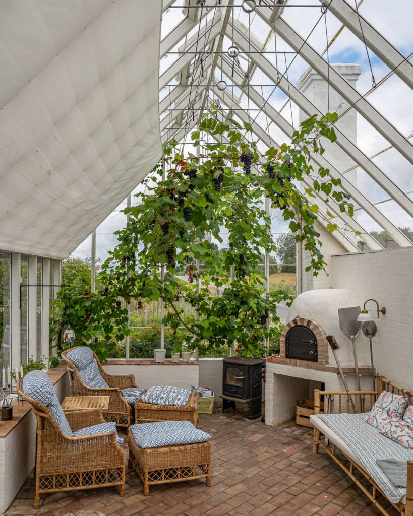 Et stort orangeri med plads til at hygge om gæsterne med ild i pejsen Et stort orangeri med plads til at hygge om gæsterne med ild i pejsen