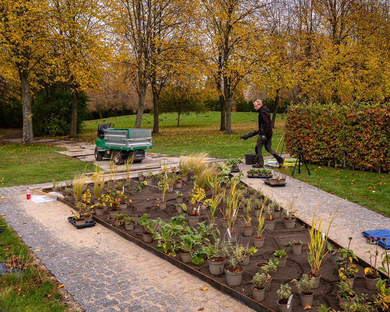 Minidokumentar om danske kirkegårde Kirkegårde og grønne kirkerum er også steder for diversitet, natur og fordybelse.