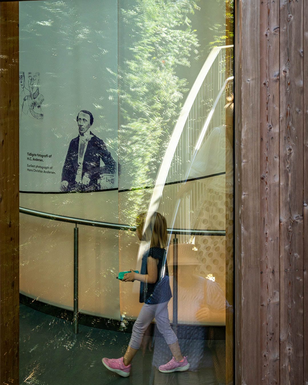 Museet ved H.C. Andersen Haven med træ- og glasfacader og nysgerrige sjæle.