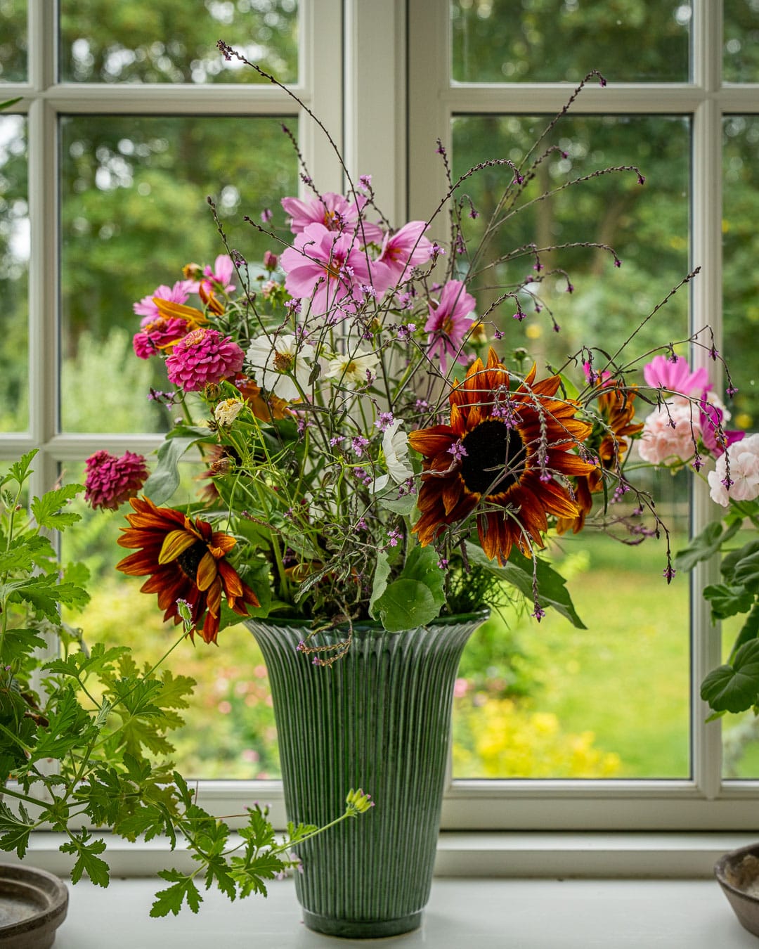 Stor havebuket med solsikker, cosmos og fine blomsterstande Stor havebuket med solsikker, cosmos og fine blomsterstande